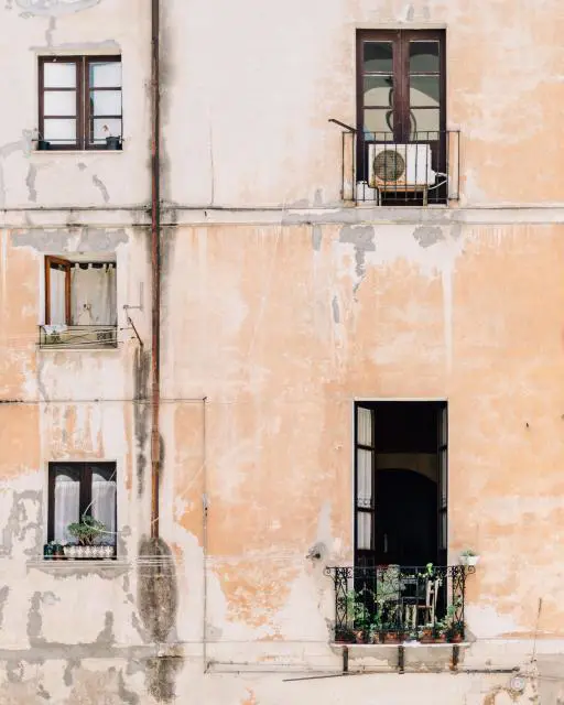 Façade d'immeuble aux tons chauds